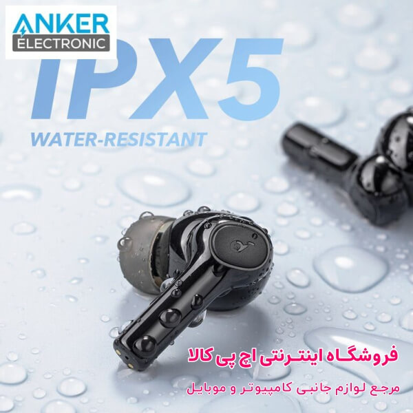 یکی از گوشی های انکر r100 که قطرات آب بر روی آن نشسته و بیانگر قابلیت ipx5 آن است.