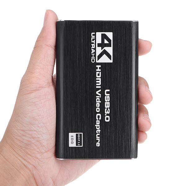 سایز اصلی کارت کپچر HDMI مدل 4K Ultra HD با رابط USB 3.0 قرار گرفته در دست کاربر