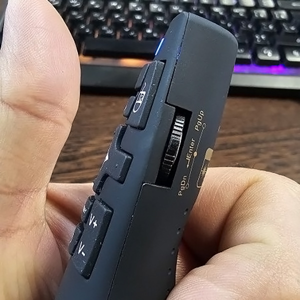 دکمه های کناری پرزنتر بی سیم ری R900 Mini