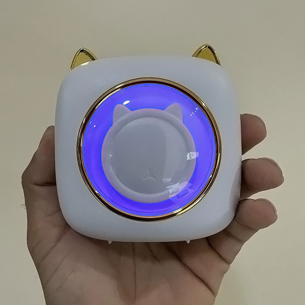 نمای روبرو از مینی پرینتر حرارتی بلوتوثی مدل گربه‌ای C23 در دستان کاربر