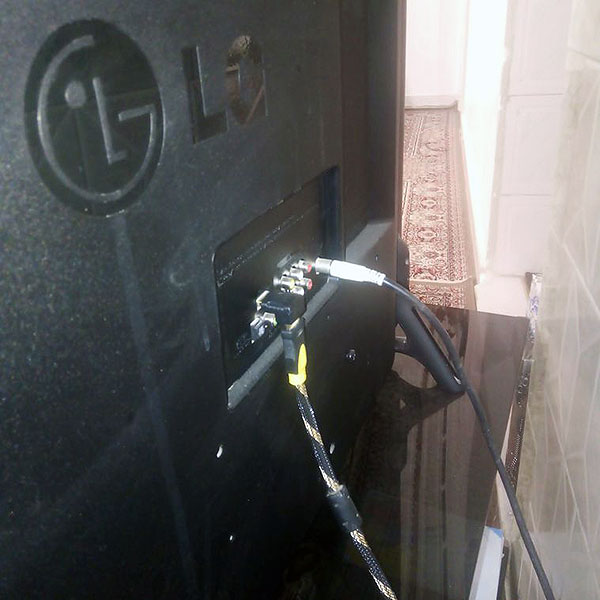 اتصال تبدیل نری به مادگی HDMI با زاویه 90 درجه L  رو به پایین به پشت تلوزیون