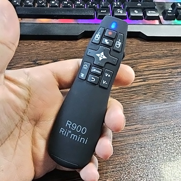 پرزنتر بی سیم ری R900 Mini در دست و اندازه واقعی آن